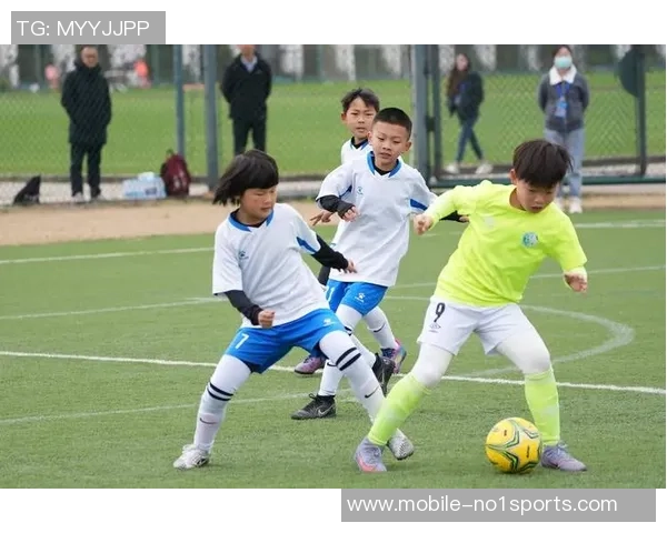 足球启蒙训练视频助你轻松掌握基础技巧与战术思维提升孩子的运动兴趣与团队合作能力 足球启蒙训练视频助你轻松掌握基础技巧与战术思维提升孩子的运动兴趣与团队合作能力