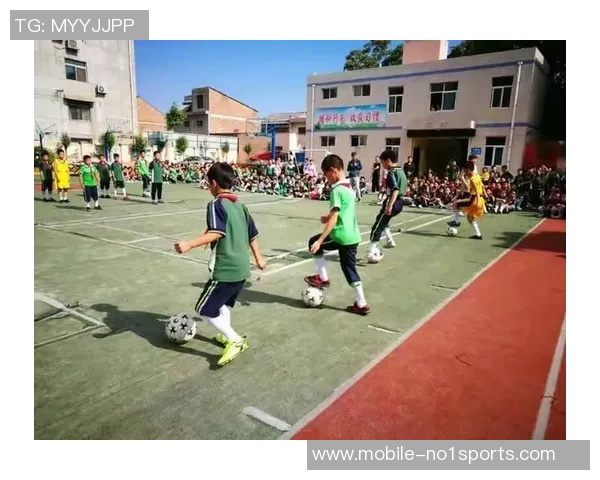 足球场剪影下的激情与梦想交织的瞬间 足球场剪影下的激情与梦想交织的瞬间